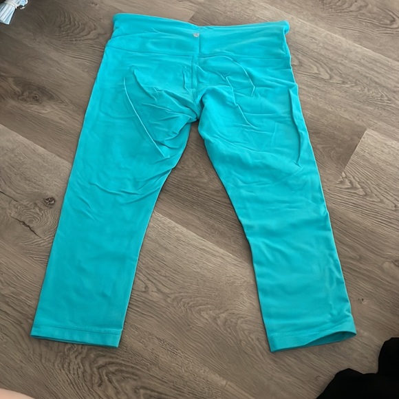 Lululemon crops - Picture 2 of 2